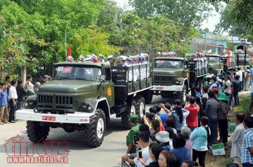 Dòng người chờ đưa tiễn nguyên Thủ tướng Phan Văn Khải tại quê nhà