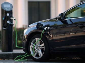 Xe điện sẽ rẻ hơn xe chạy xăng dầu vào năm 2025