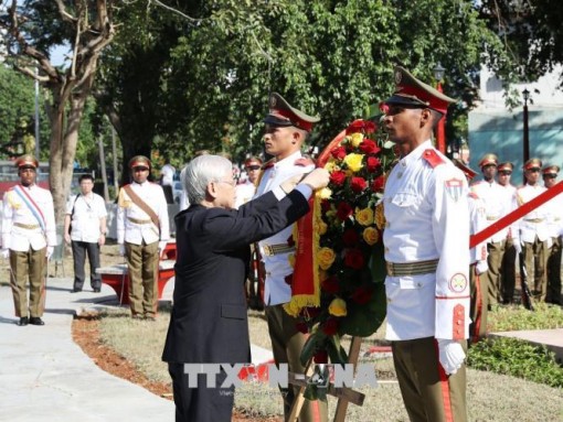 Tổng Bí thư đặt vòng hoa tại Tượng đài Chủ tịch Hồ Chí Minh ở Cuba