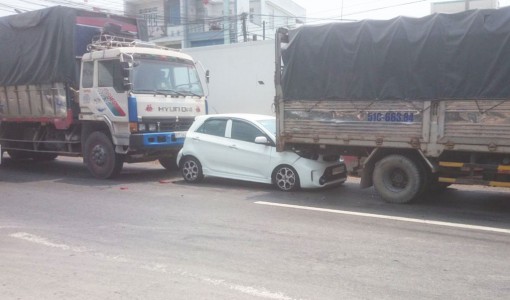 Tai nạn liên hoàn, ô tô kẹt giữa hai xe tải