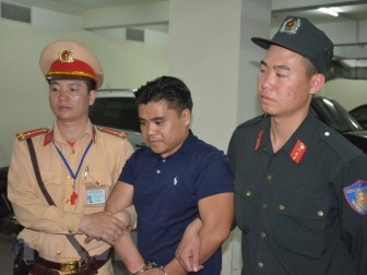 Bắt hai đối tượng người Việt và Lào vận chuyển 100 bánh heroin