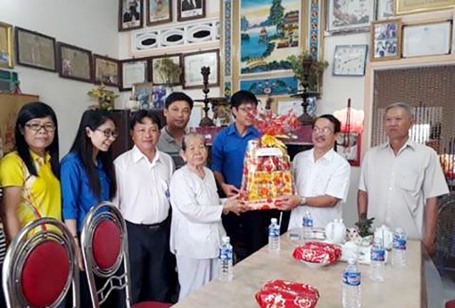 Du khảo về nguồn, tặng quà cho hộ nghèo và mẹ Việt Nam Anh hùng tỉnh Tây Ninh