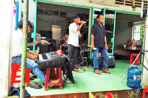 Long An: Đề xuất cấm hát karaoke di động vào giờ nghỉ trưa
