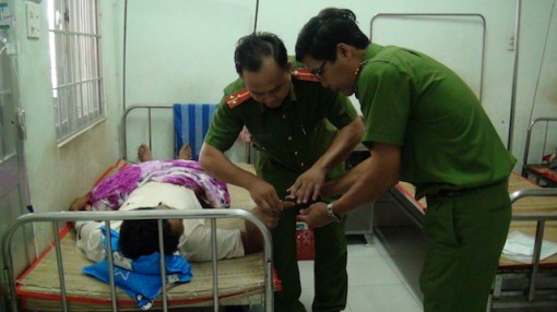 Công an Trà Vinh đến tận giường bệnh cấp CMND cho người nhận