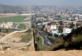 Mỹ sắp triển khai quân đội tới biên giới Mexico để chặn người nhập cư
