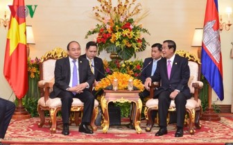 Thủ tướng Nguyễn Xuân Phúc gặp Thủ tướng Campuchia