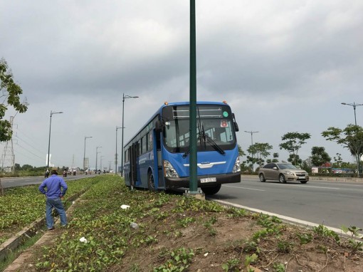 TP.HCM: Xe tải ép xe buýt mắc kẹt trên rãnh nước, khách la hét thất thanh