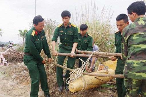 Quảng Ninh: Phát hiện quả bom nặng gần 250kg trong đám cỏ lau