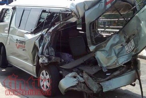 Xe tải và xe 16 chỗ va chạm trên cao tốc TP Hồ Chí Minh – Trung Lương, 2 người thương vong