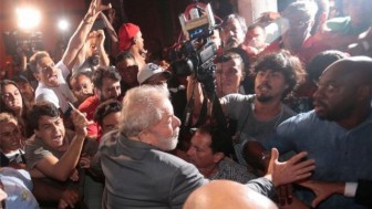 Cựu tổng thống Brazil nộp mình, thụ án 12 năm tù