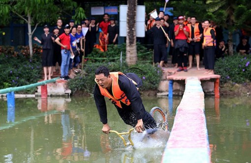 Về miền Tây chinh phục 'đi xe đạp qua cầu khỉ'