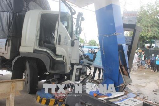 Xe khách va chạm xe tải, 7 người phải cấp cứu bệnh viện