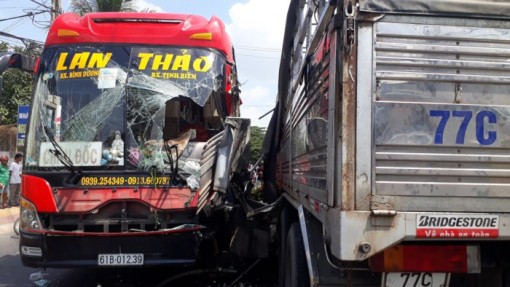 Đồng Tháp: Xe giường nằm tông xe tải, nhiều hành khách hoảng loạn thoát ra ngoài