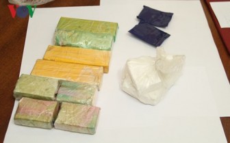 Bắt "shipper" vận chuyển 4 bánh heroin và 400 viên ma túy tổng hợp