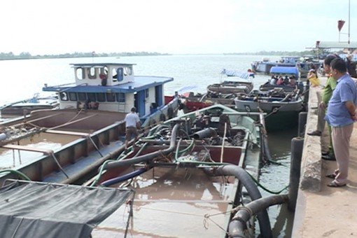 Bắt quả tang 5 sà lan khai thác cát trái phép