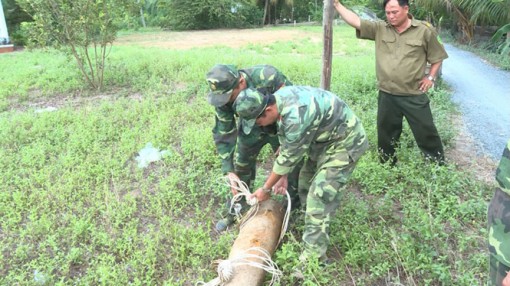 Xử lý thành công quả bom nặng 150kg trong vườn nhà dân