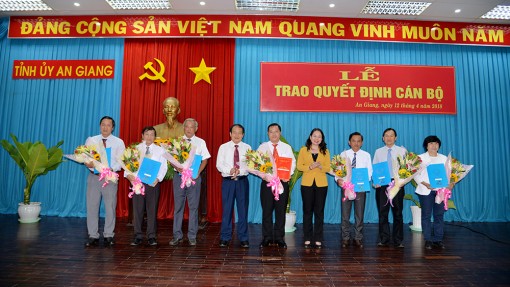 Trao quyết định cán bộ thuộc diện Ban Thường vụ Tỉnh ủy quản lý