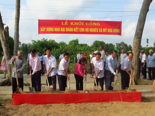 Xã Mỹ Hòa Hưng Khởi công xây dựng 23 căn nhà Đại đoàn kết và 2 cống Hai Đãi, Út Na