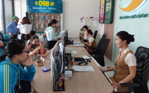 Người dân đến làm thủ tục cập nhật thông tin thuê bao di động tăng cao