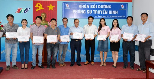 Bế giảng khóa bồi dưỡng nghiệp vụ “Phóng sự truyền hình”