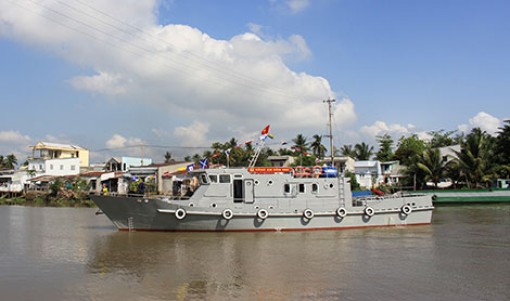 Bàn giao tàu tuần tra vỏ thép cho Công an Bến Tre