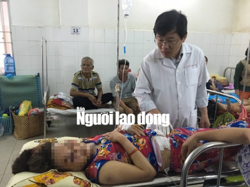 Đang làm cỏ ngoài đồng, 1 người bị sét đánh ngã gục, 3 người cháy xém tóc