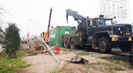 Long An: Xe container tông gãy cột điện