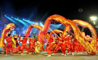 Hàng nghìn người trình diễn carnaval trên đường phố Hạ Long