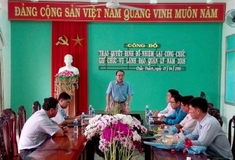 UBND huyện Châu Thành trao quyết định bổ nhiệm lại công chức giữ chức vụ lãnh đạo, quản lý năm 2018