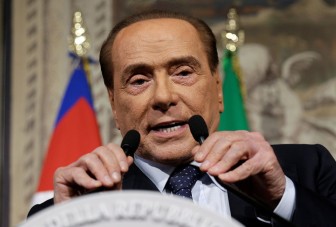Silvio Berlusconi tính chuyện mua lại AC Milan