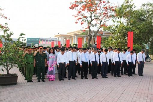Đoàn đại biểu Long An viếng Nghĩa trang liệt sĩ tỉnh