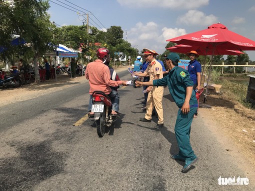 CSGT vùng biên lập 'trạm dừng chân dã chiến' cho bà con về quê