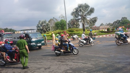 CSGT dọn nhớt đổ trên QL1 để đảm bảo an toàn giao thông