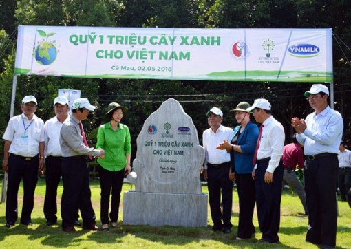 Chủ tịch Quốc hội Nguyễn Thị Kim Ngân trồng cây tại Đất Mũi