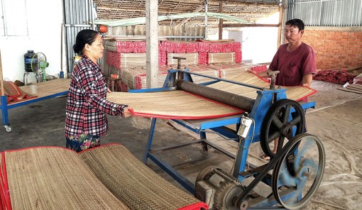 Làm giàu nhờ dệt “chiếu bệnh viện”