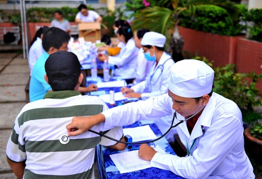 Liên đoàn Lao động TP. Long Xuyên: Khám bệnh, cấp thuốc, hớt tóc miễn phí cho công nhân lao động
