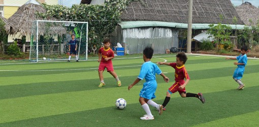 Hào hứng sân chơi cho “cầu thủ nhí”