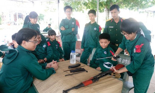 Học làm chiến sĩ trẻ