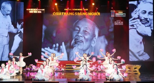 Chương trình nghệ thuật 'Quà tháng 5 dâng Người'