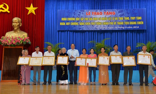 Trao tặng danh hiệu cao quý cho các gia đình liệt sĩ