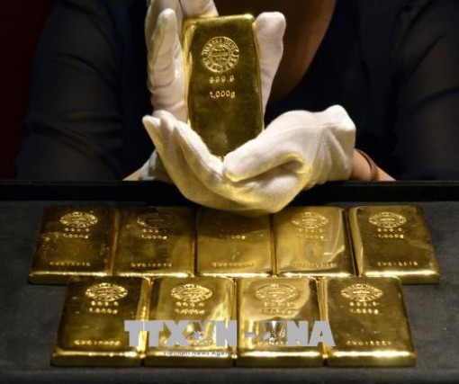Giá vàng thế giới đi lên khi đồng USD trượt dốc