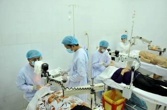 Công ty Bảo hiểm Nhân thọ Dai-ichi Việt Nam tổ chức phẫu thuật mắt đem ánh sáng cho 61 người nghèo