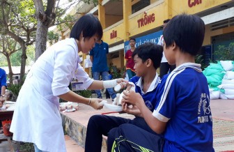 Khám bệnh, tặng quà cho người nghèo Tịnh Biên