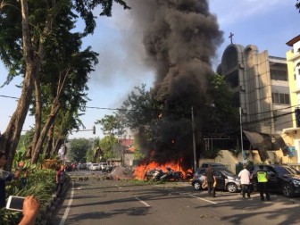 Indonesia rung chuyển vì loạt bom khủng bố