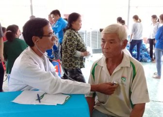 200 hộ nghèo xã Bình Hòa được tặng quà và khám bệnh miễn phí