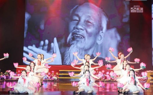 ‘Quà tháng Năm dâng Người’: Thành kính nhớ về vị cha già của dân tộc