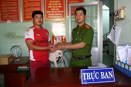 Chiến sĩ Công an xuất ngũ nhặt được của rơi tìm người trả lại