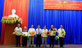 Long Xuyên: Kỷ niệm 128 năm ngày sinh Chủ tịch Hồ Chí Minh và trao Huy hiệu 30, 40, 45 năm tuổi Đảng