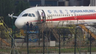 Phi công Sichuan Airlines 'bị hút nửa người' khỏi cửa sổ buồng lái