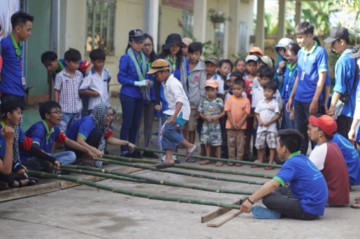 Miệt mài thiện nguyện giúp học sinh vùng sâu